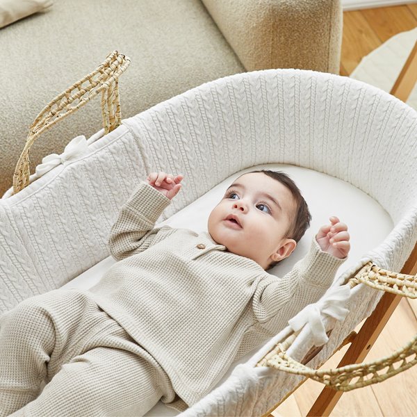 Organic Knitted Moses Basket, Mattress & Natural Foldable Stand White